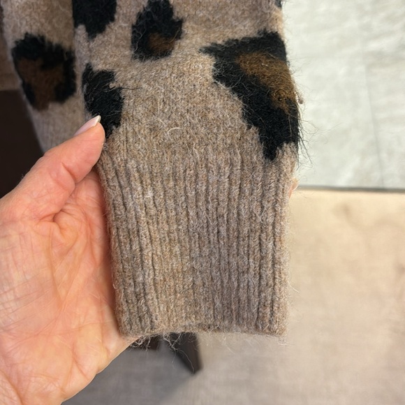 Jolie leopard print sweater. Size medium. - Picture 7 of 13